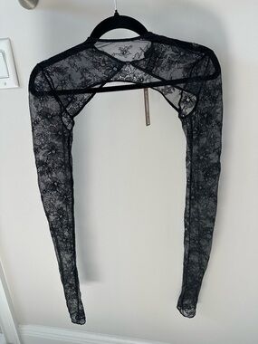 SKIMS Onyx Ultra Fine Lace Shrug in Black